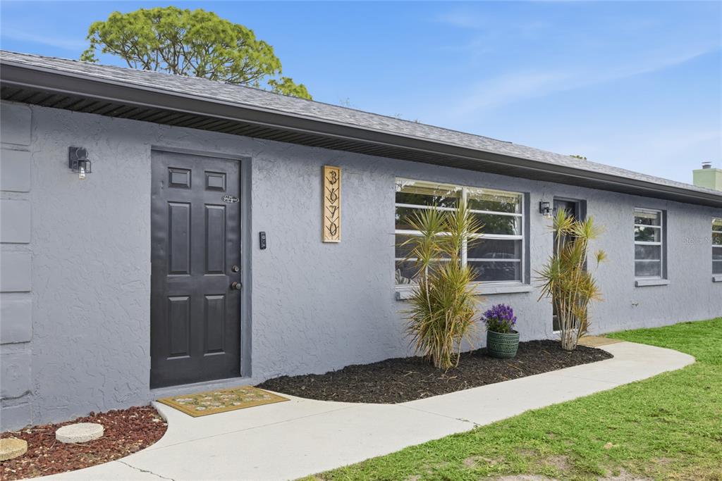 3670 Sunset Beach Drive Venice, FL 34293 - Photo 2 of 51 a front view of a house