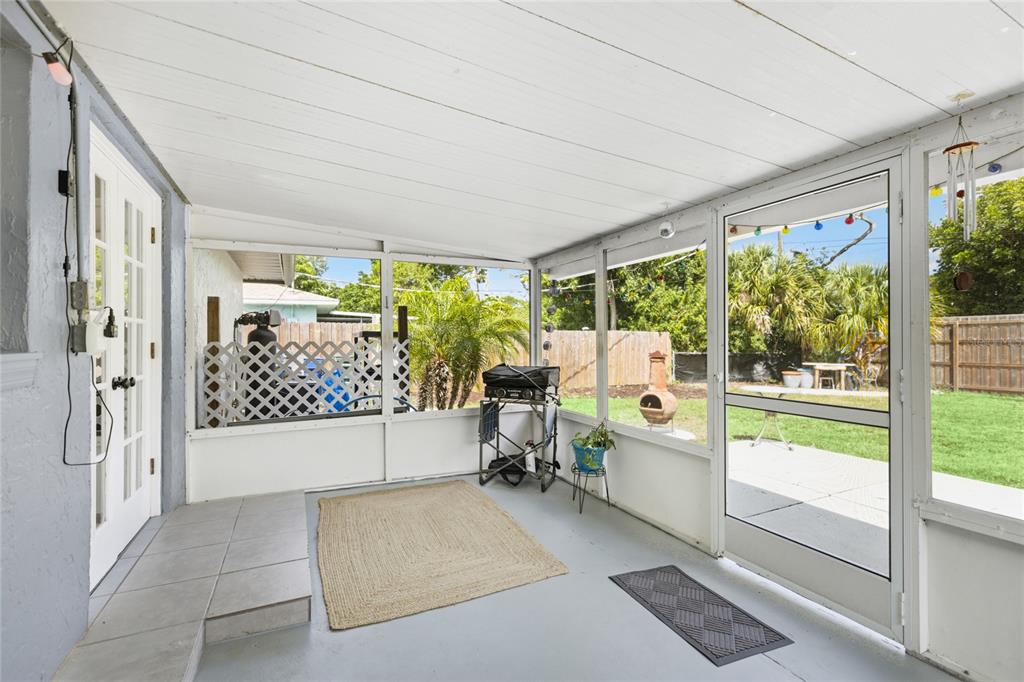 3670 Sunset Beach Drive Venice, FL 34293 - Photo 25 of 51 a large white room with a large window