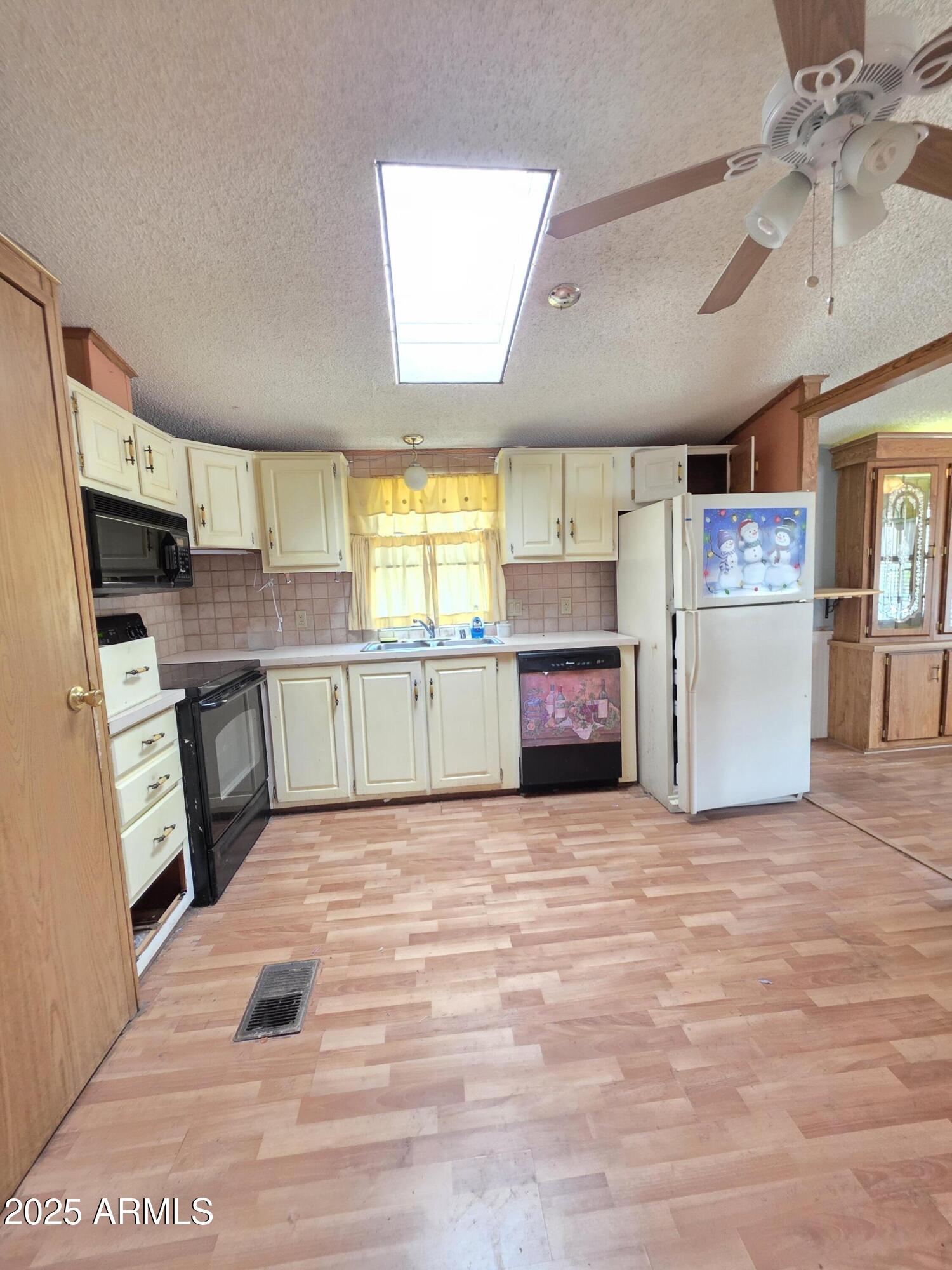 2233 East Behrend Drive, Unit 92 Phoenix, AZ 85024 - Photo 8 of 31 20250923_114124