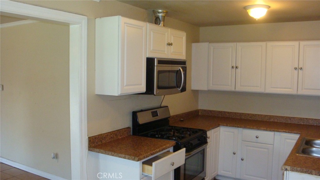 31 Paradise Carson, CA 90745 - Photo 8 of 29