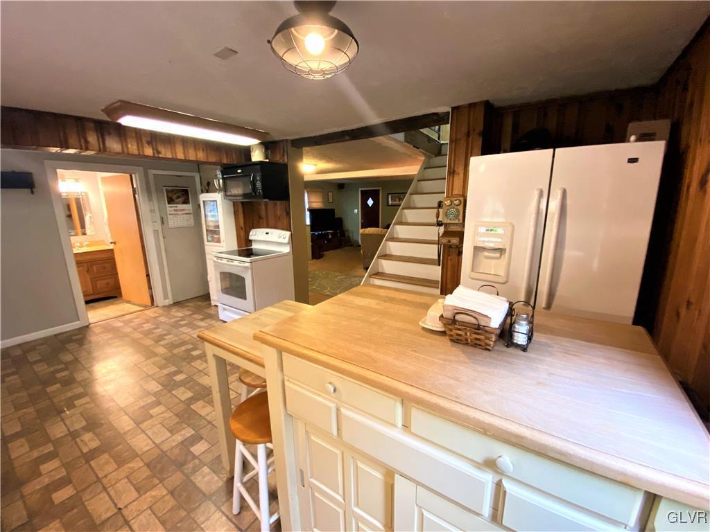 2102 Nemeth Drive Bethlehem, PA 18015 - Photo 20 of 33 a room with gym equipment and a large window