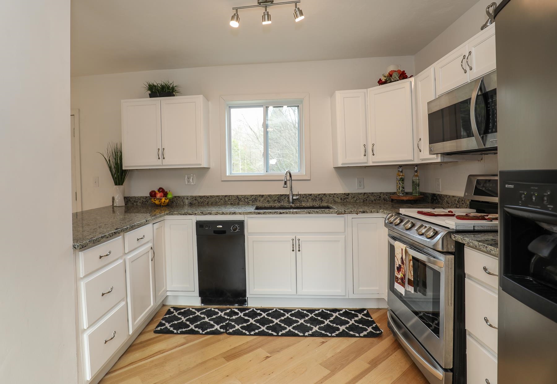 55 Deerfield Road Nottingham, NH 03290 - Photo 7 of 35
