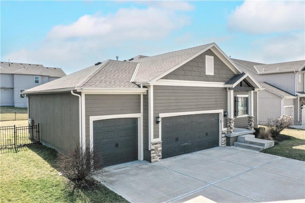 1829 Northeast Riley Drive Lee's Summit, MO 64086 - Photo 2 of 37