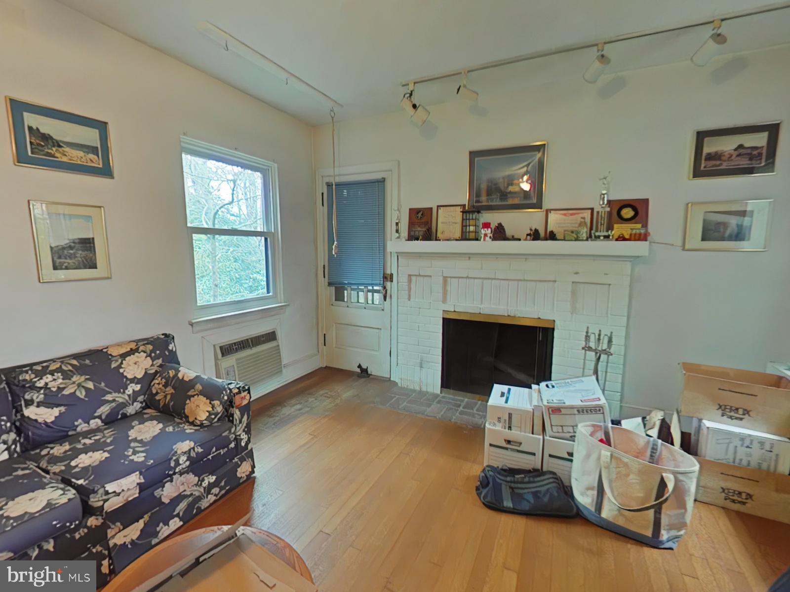 13 Midhurst Road Silver Spring, MD 20910 - Photo 3 of 23 Gallery Image 3