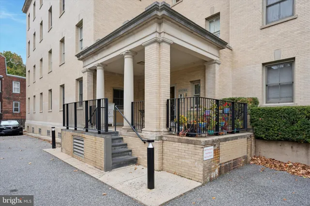 a view of an entryway with outdoor space