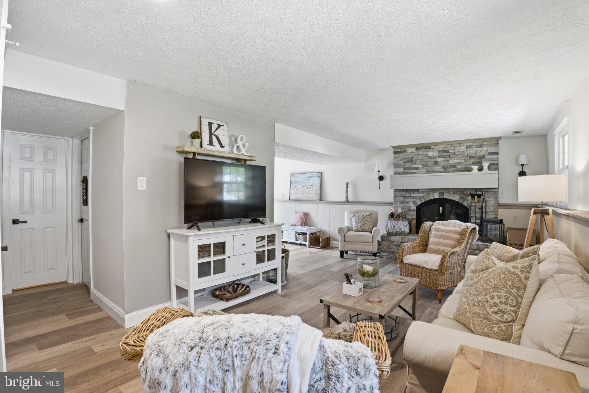 291 Waycross Way Arnold, MD 21012 - Photo 12 of 34 Inviting living space with cozy charm.