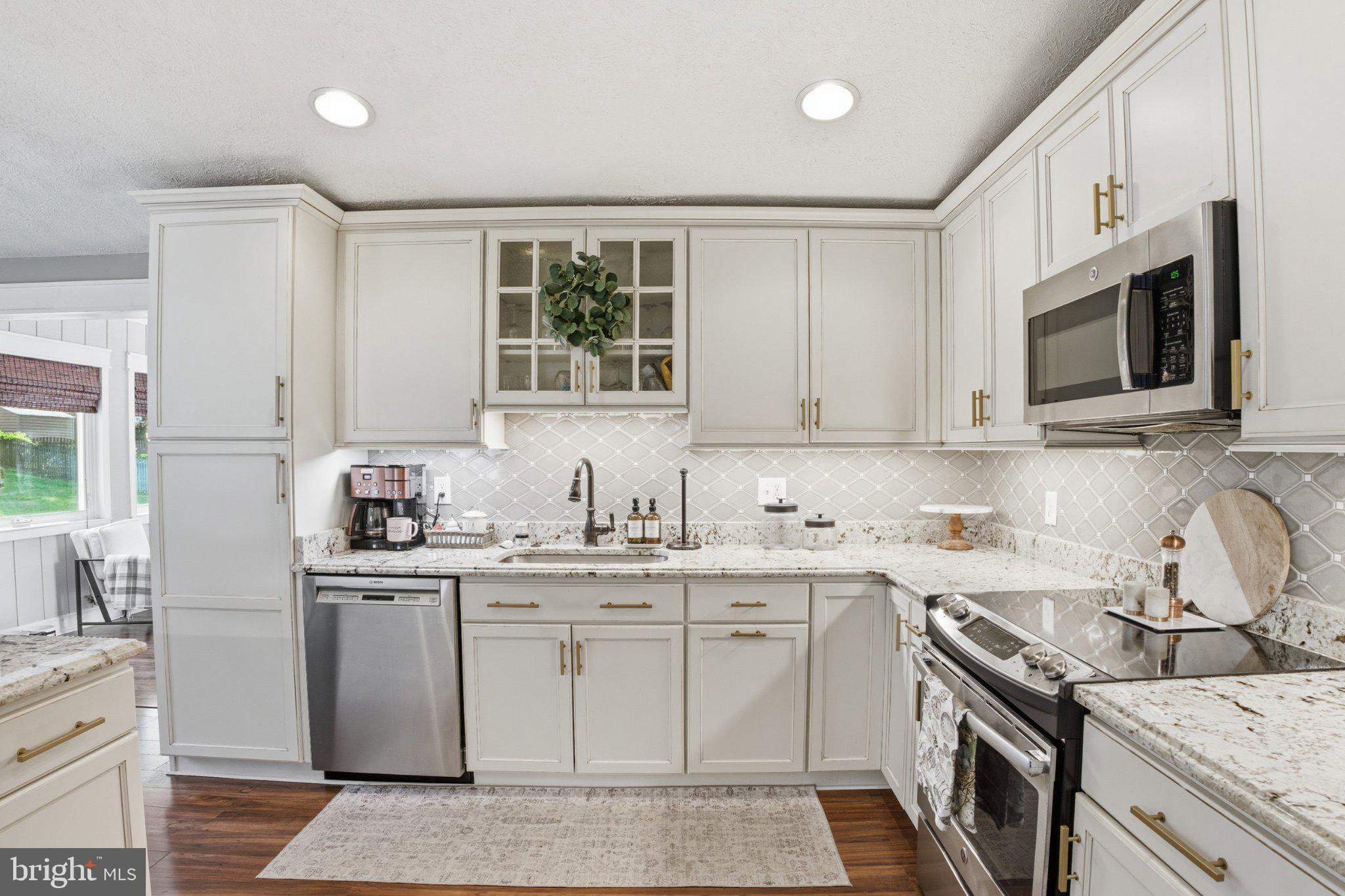 291 Waycross Way Arnold, MD 21012 - Photo 7 of 34 Modern elegance in a bright kitchen.