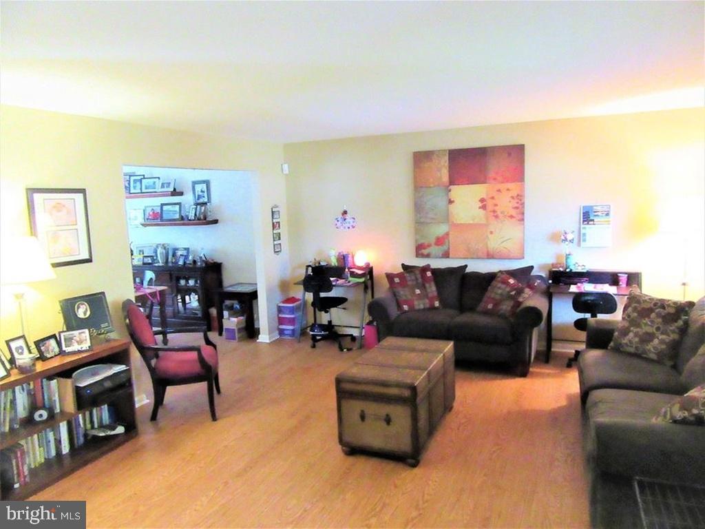 216 Schooner Road Manahawkin, NJ 08050 - Photo 4 of 14 Living Room