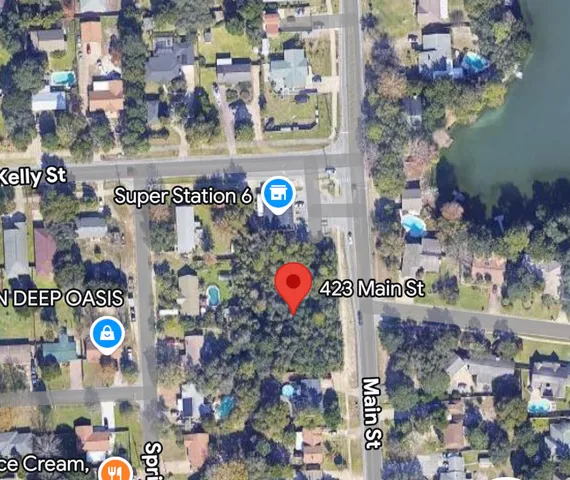 a black and white photo of a large building