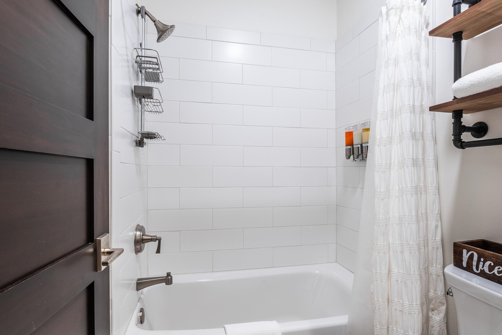 1353 Timber Creek Road, Unit 1353 Mammoth Lakes, CA 93546 - Photo 28 of 50 a bathroom with a bathtub