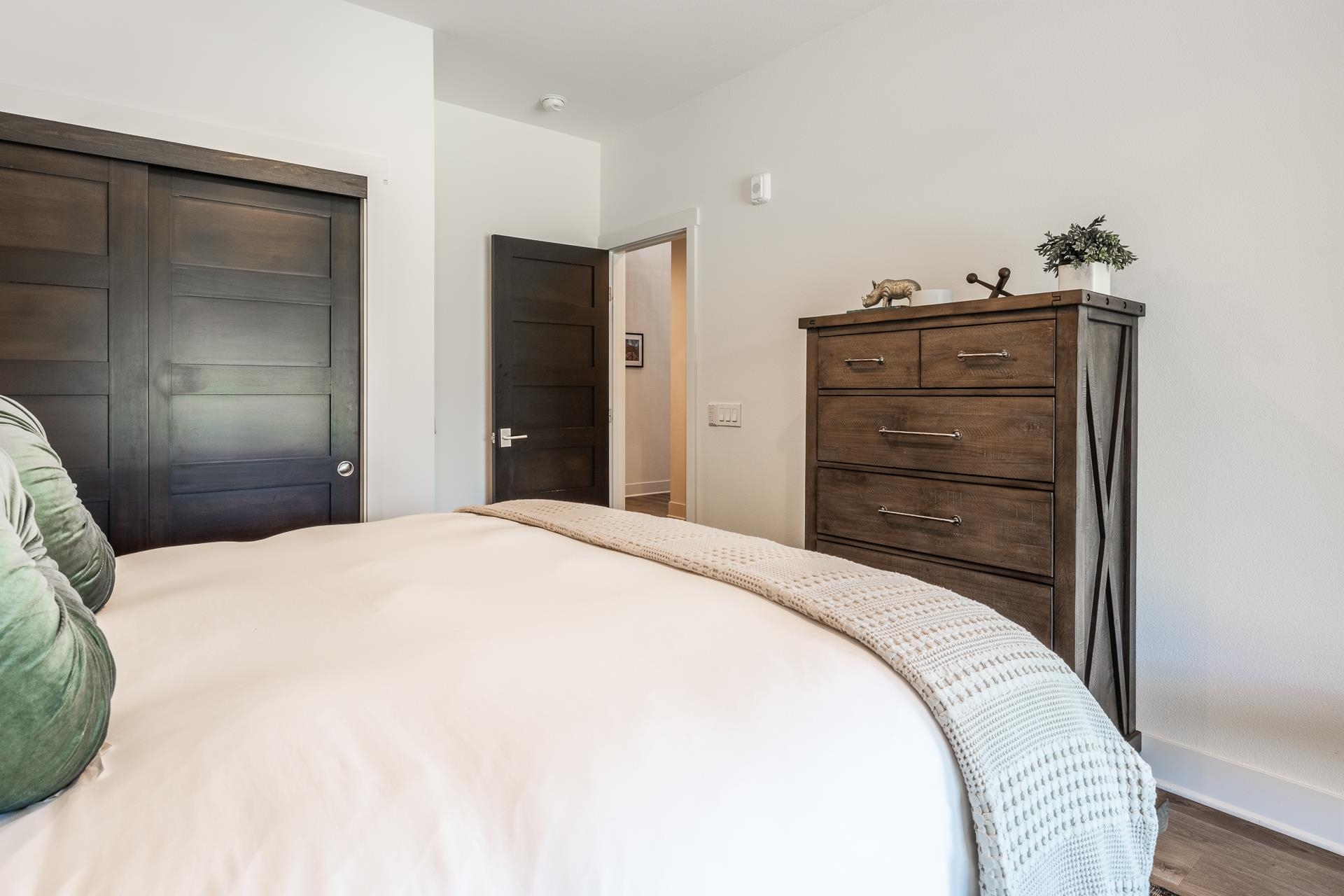 1353 Timber Creek Road, Unit 1353 Mammoth Lakes, CA 93546 - Photo 31 of 50 a bedroom with a bed and dresser