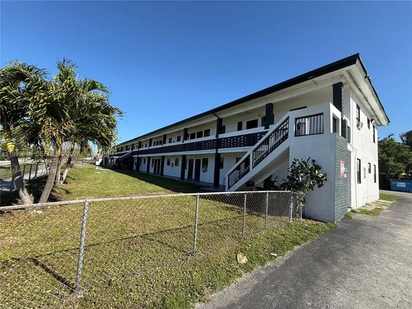 $1,800 | 7155 Northwest 17th Avenue, Unit 13, Miami, FL 33147