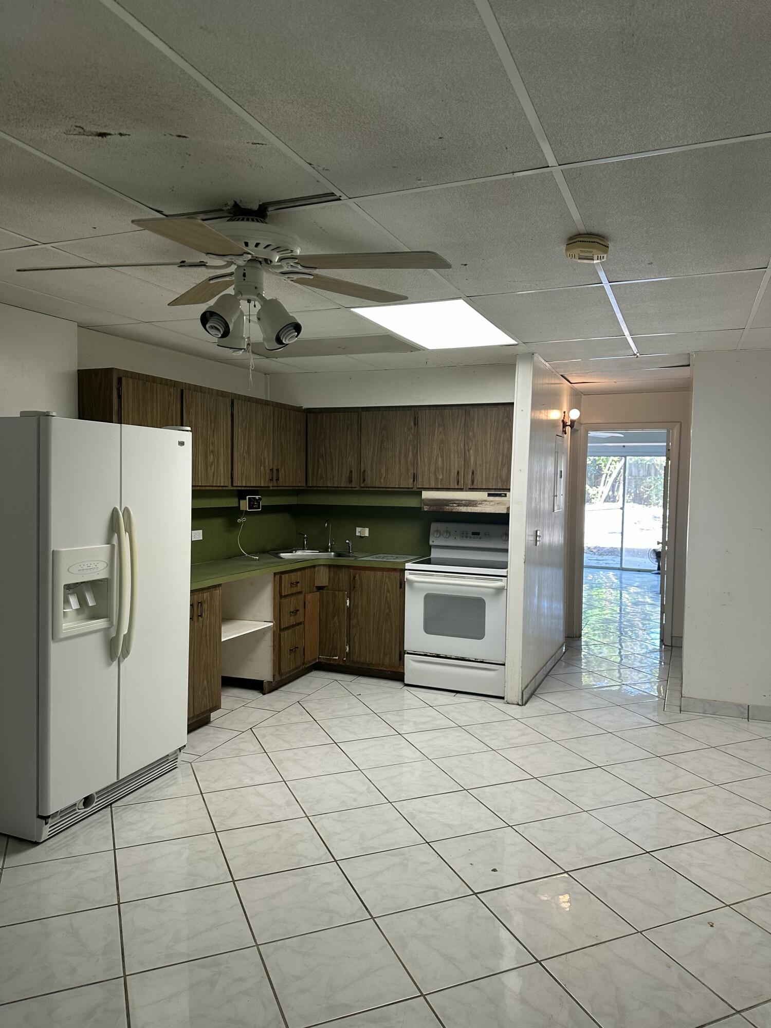 112 South Rolling Hill Road Tavernier, FL 33070 - Photo 20 of 39 Kitchen Area