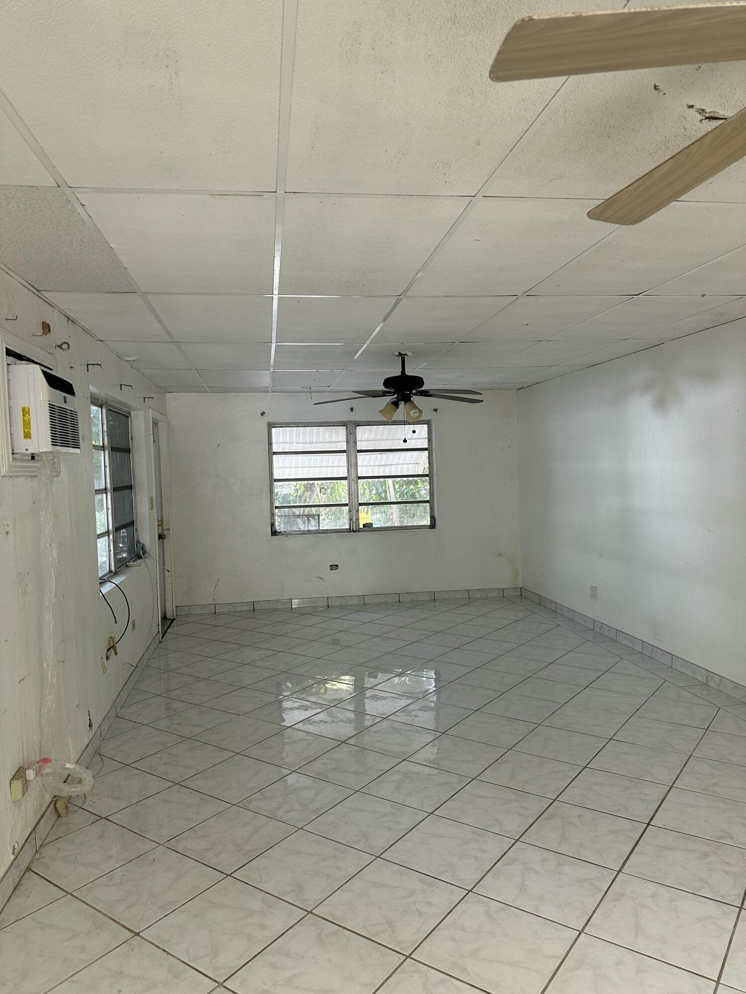 112 South Rolling Hill Road Tavernier, FL 33070 - Photo 21 of 39 Living Area