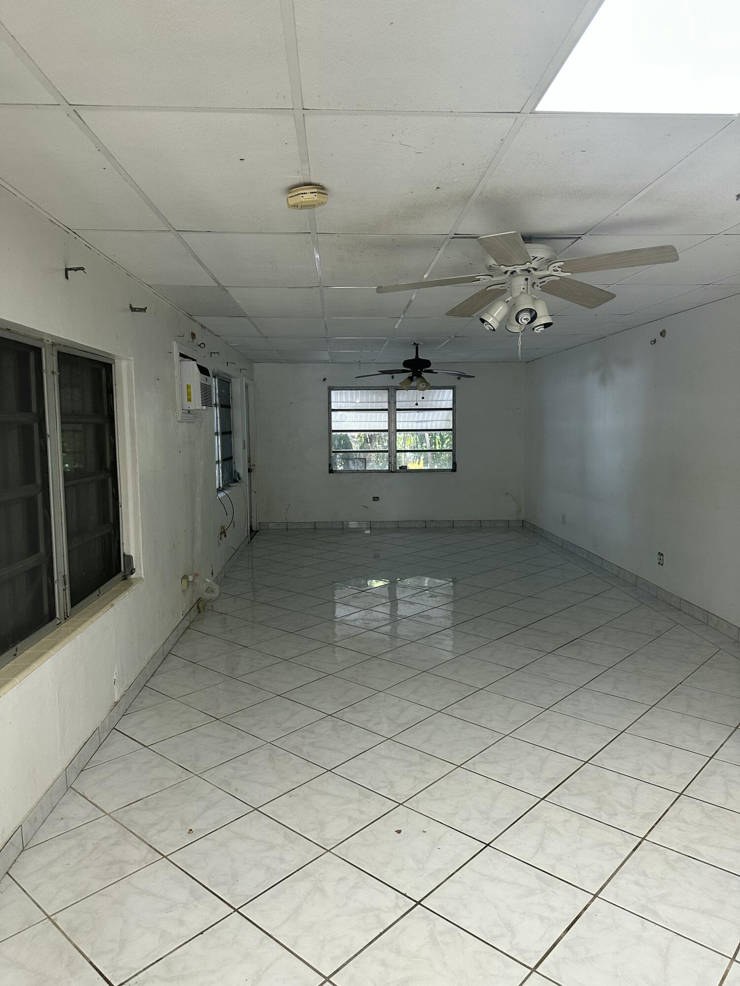 112 South Rolling Hill Road Tavernier, FL 33070 - Photo 22 of 39 Living Area