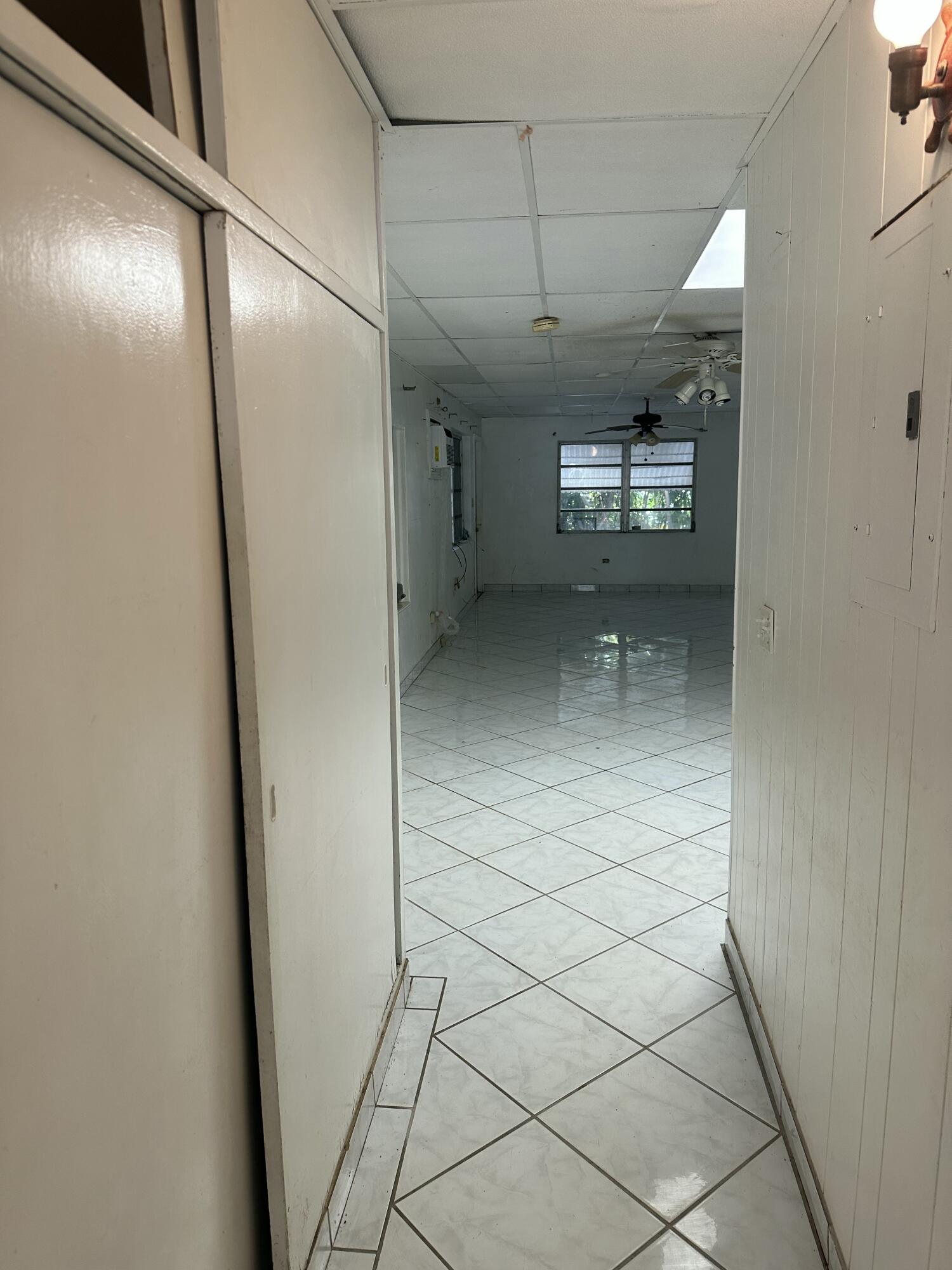 112 South Rolling Hill Road Tavernier, FL 33070 - Photo 23 of 39 Hall to bedroom