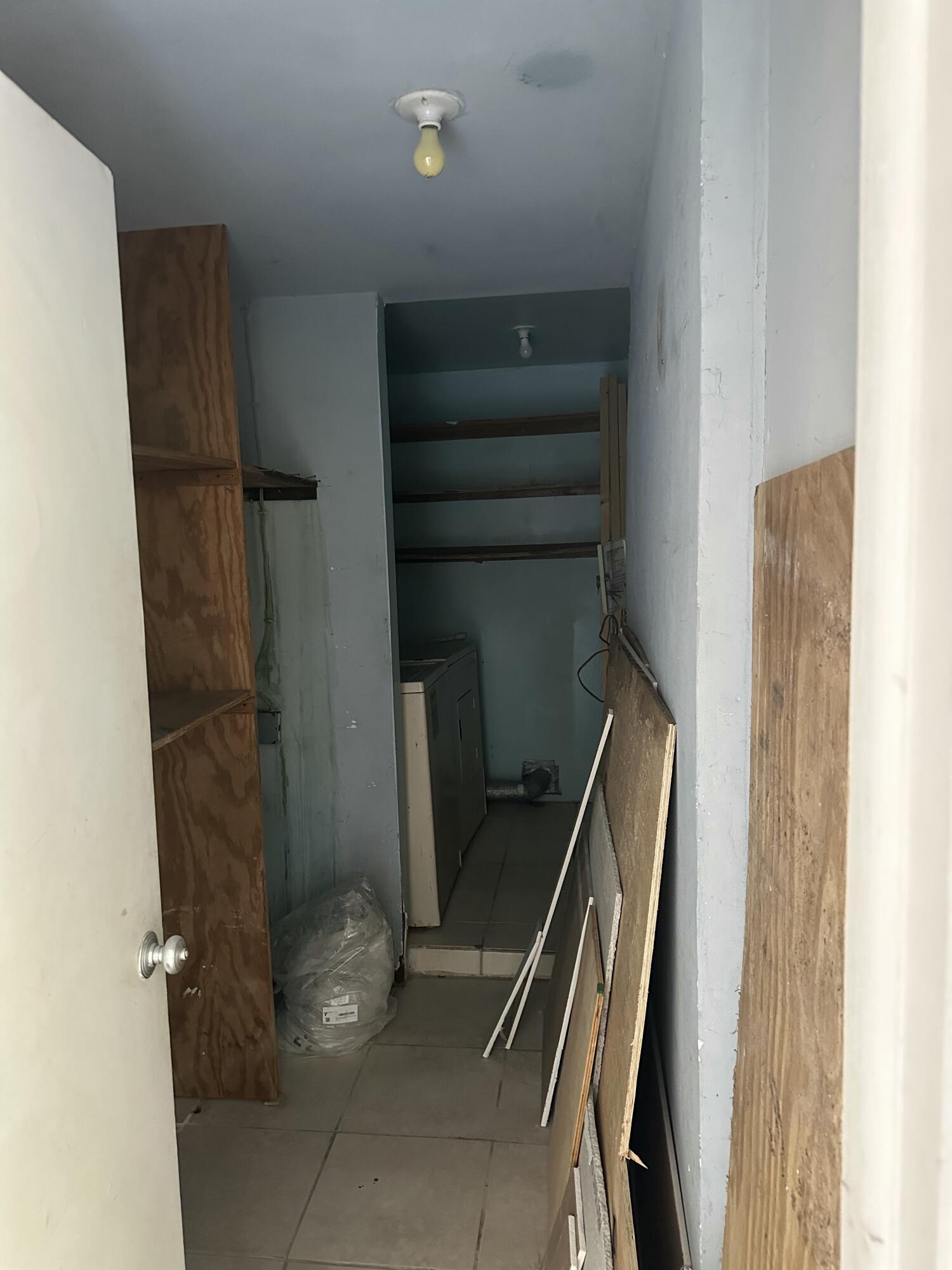 112 South Rolling Hill Road Tavernier, FL 33070 - Photo 28 of 39 Laundry/Storage