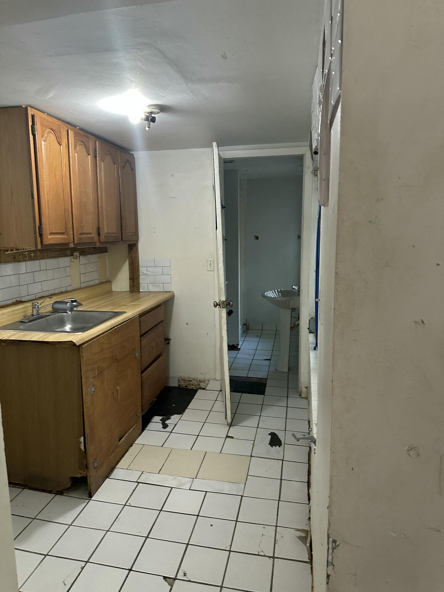 112 South Rolling Hill Road Tavernier, FL 33070 - Photo 29 of 39 Efficiency Kitchenette