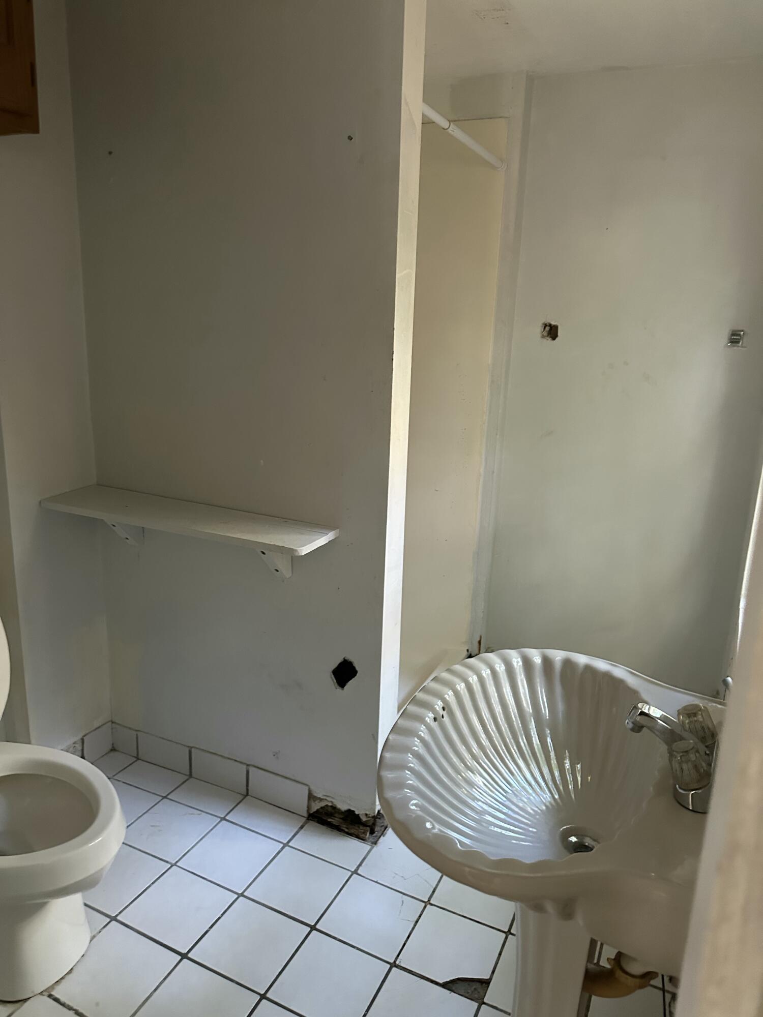 112 South Rolling Hill Road Tavernier, FL 33070 - Photo 30 of 39 Efficiency Bathroom