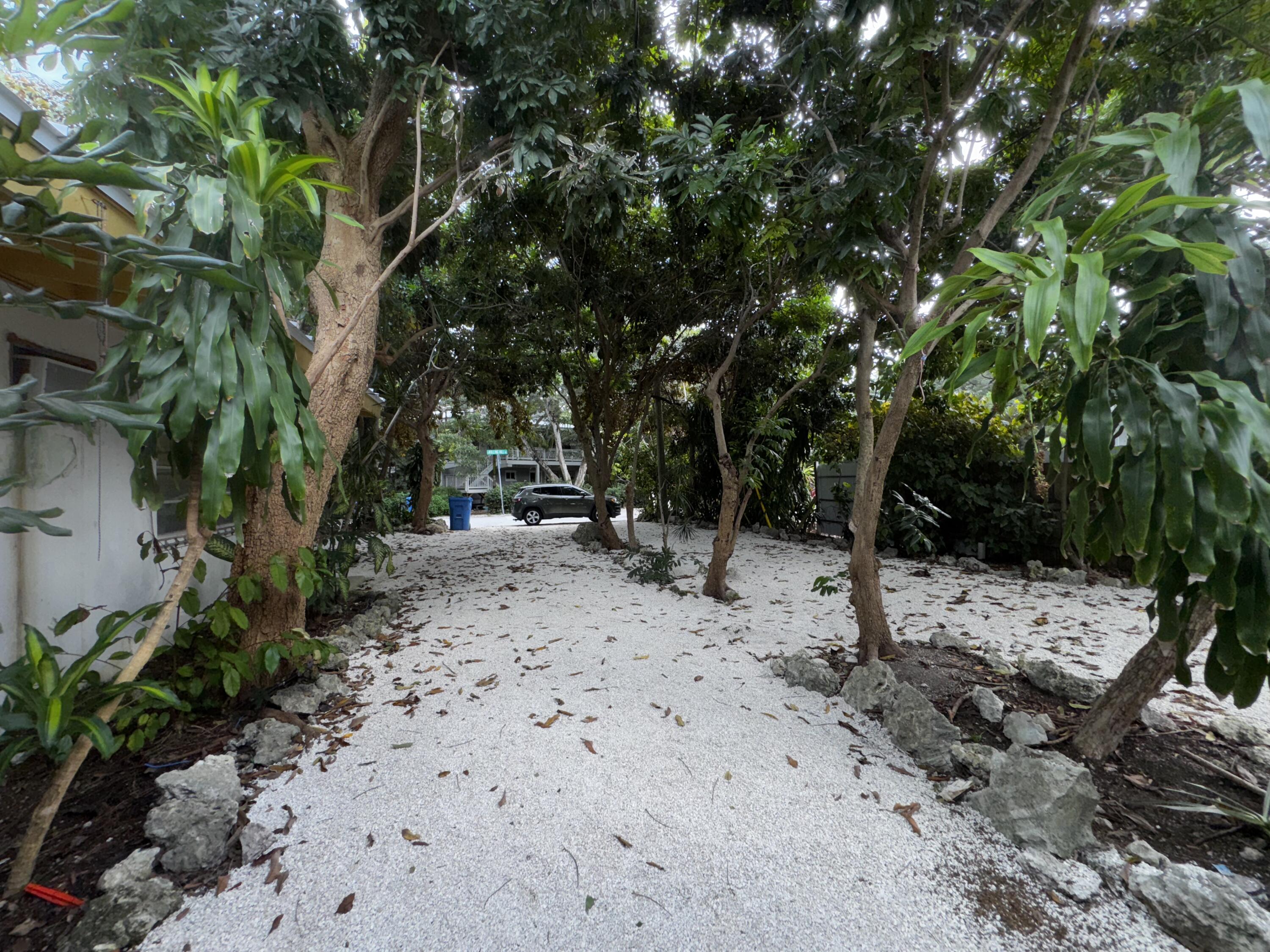 112 South Rolling Hill Road Tavernier, FL 33070 - Photo 34 of 39 So much space...