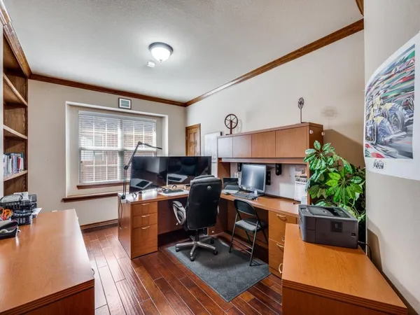 a livingroom with workspace and a window