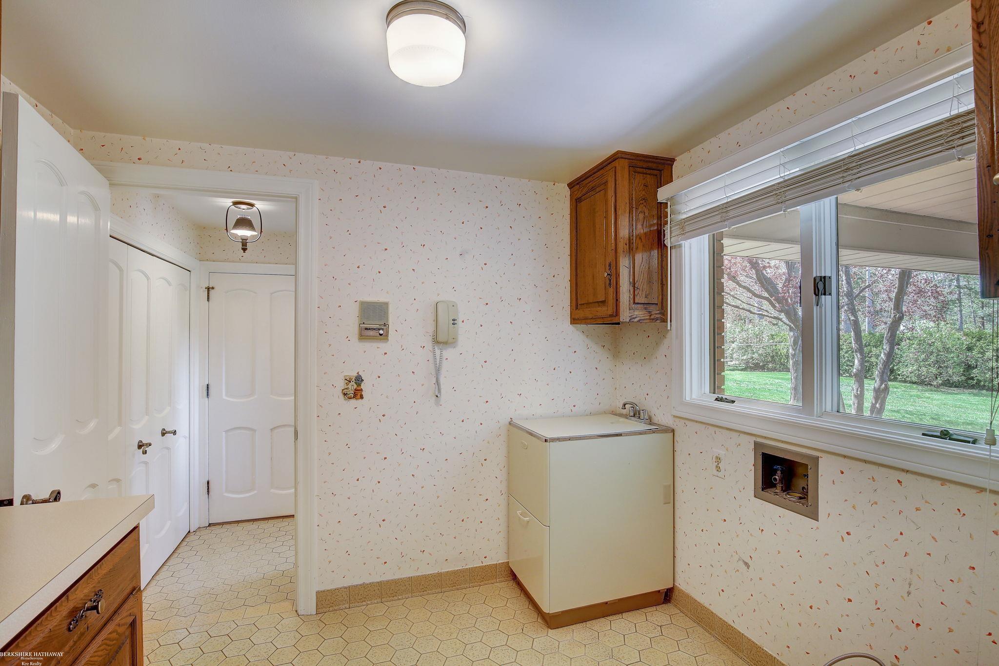 4880 Lakeshore Road Fort Gratiot, MI 48059 - Photo 26 of 69 50142242-830665d9-49a1-4f4e-99df-ff4f112c309c.JPG