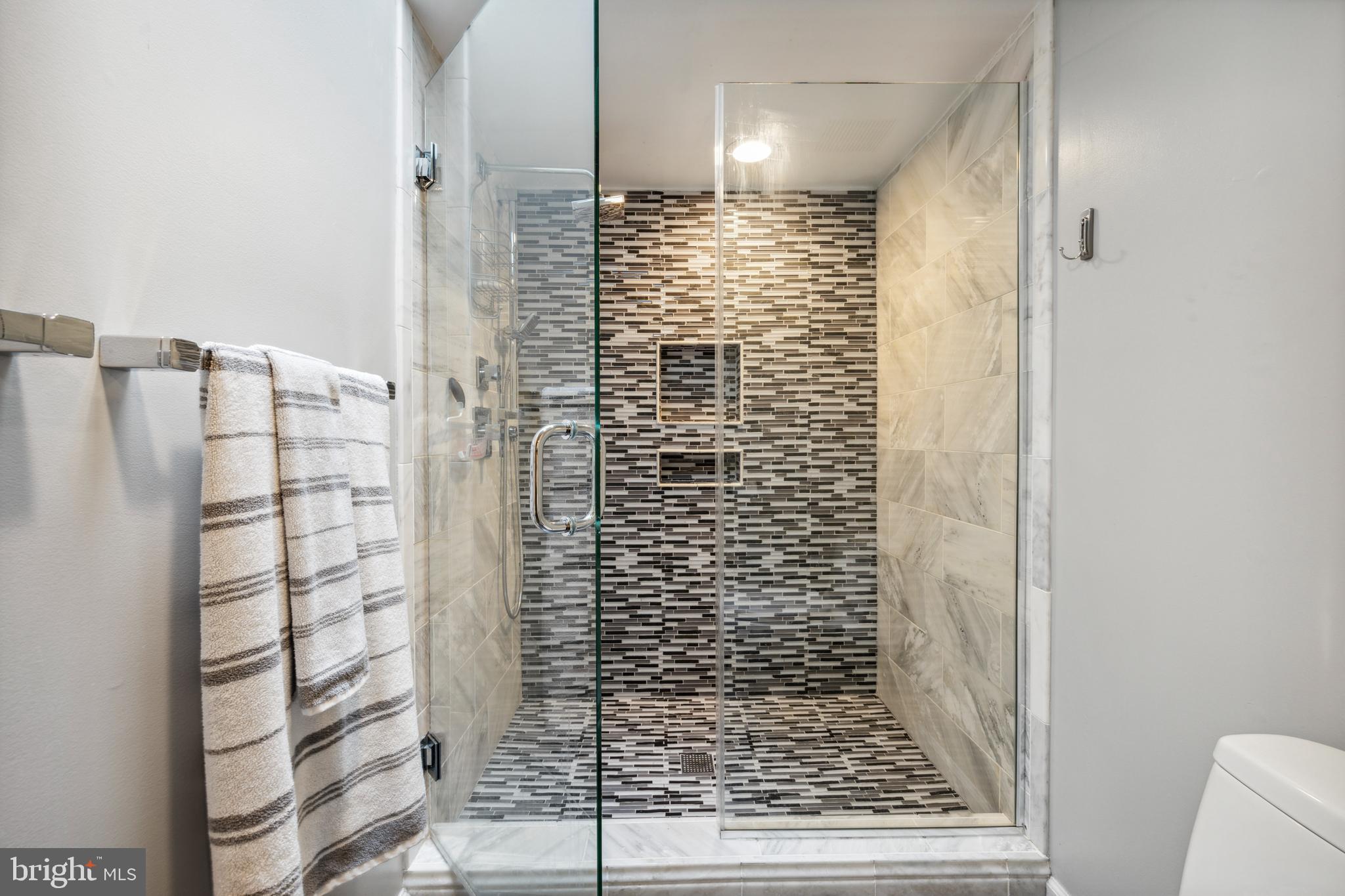 401 Millhouse Pond Chesterbrook, PA 19087 - Photo 19 of 44 Tiled shower with niche storage