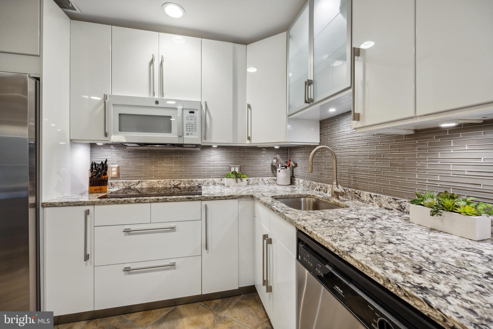 401 Millhouse Pond Chesterbrook, PA 19087 - Photo 4 of 44 Kitchen - stylish countertops and backsplash