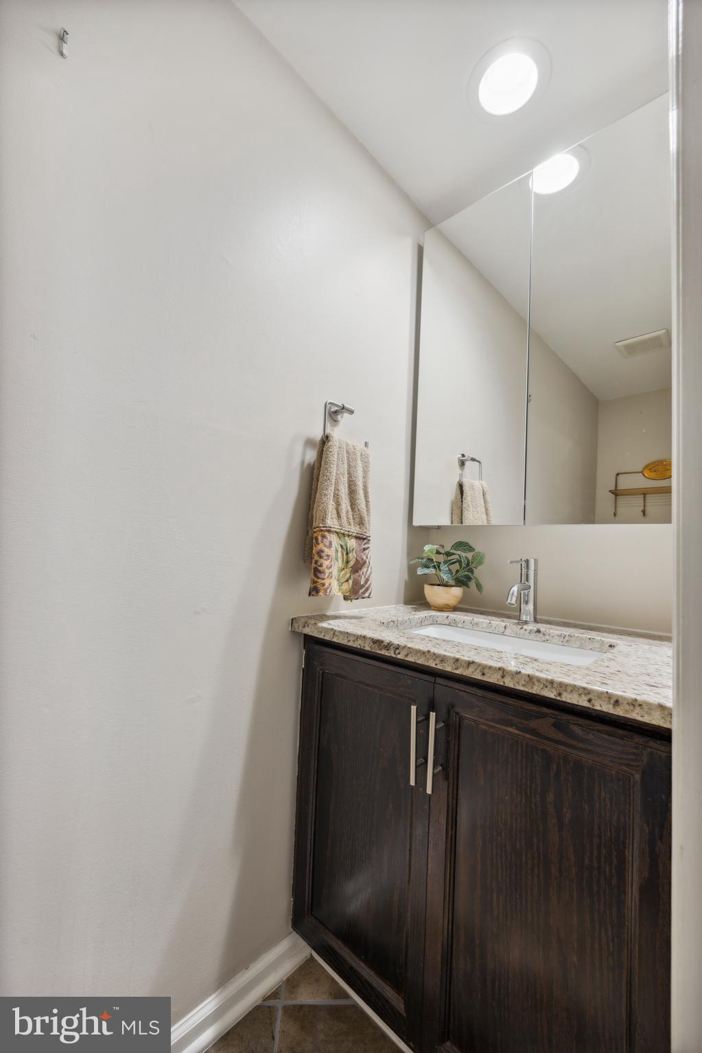 401 Millhouse Pond Chesterbrook, PA 19087 - Photo 8 of 44 Powder Room - 1st floor