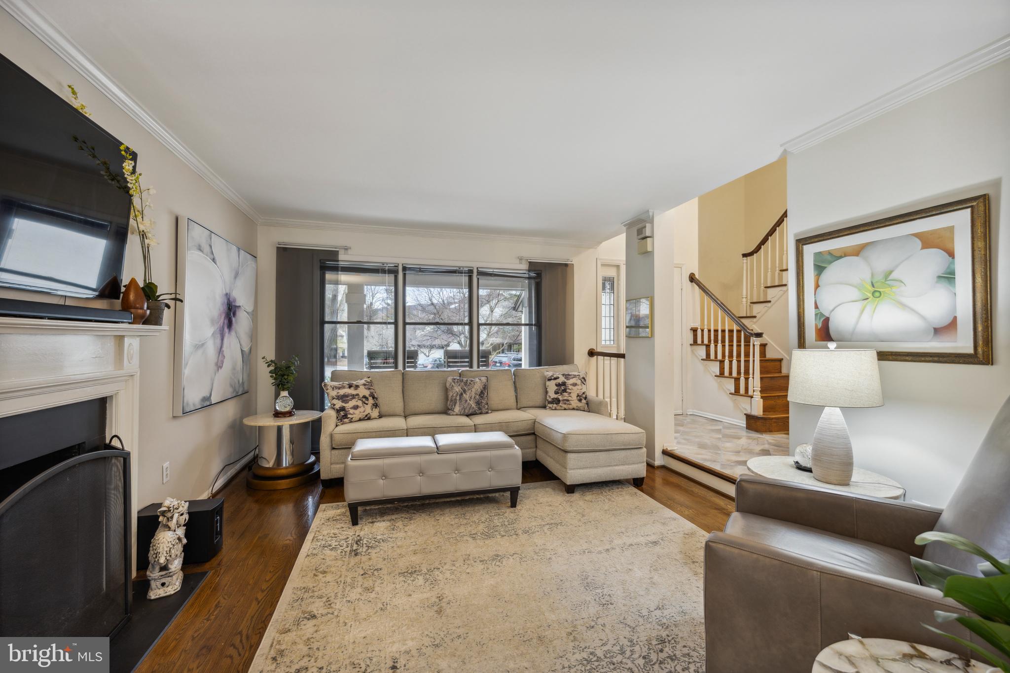 401 Millhouse Pond Chesterbrook, PA 19087 - Photo 10 of 44 Light filled living room