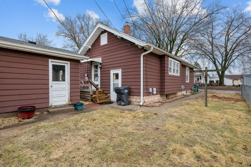 204 Adams Place Clinton, IA 52732 - Photo 4 of 20 a view of a house with a yard and garage