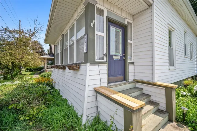 a view of an buildings with entryway and garden