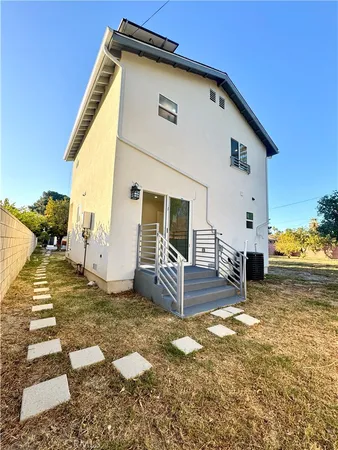a house view with a backyard space