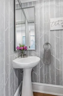 $2,495,000 | 94 Round Hill Road, Scarsdale, NY 10583