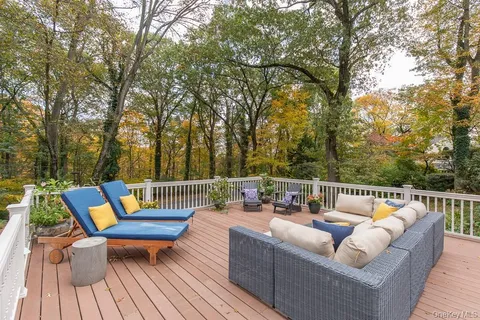 $2,495,000 | 94 Round Hill Road, Scarsdale, NY 10583