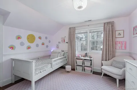 $2,495,000 | 94 Round Hill Road, Scarsdale, NY 10583