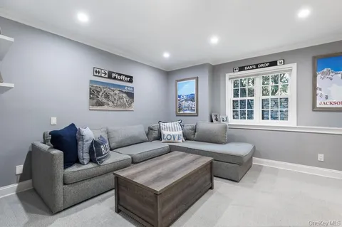 $2,495,000 | 94 Round Hill Road, Scarsdale, NY 10583