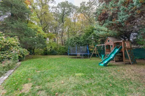 $2,495,000 | 94 Round Hill Road, Scarsdale, NY 10583