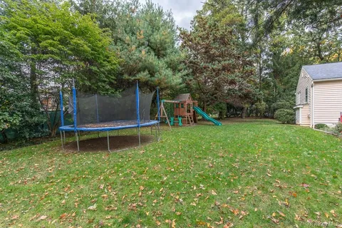 $2,495,000 | 94 Round Hill Road, Scarsdale, NY 10583
