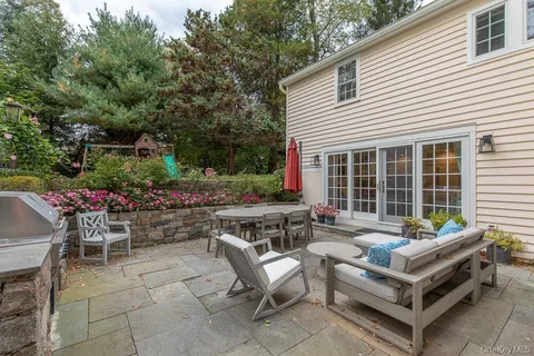 $2,495,000 | 94 Round Hill Road, Scarsdale, NY 10583
