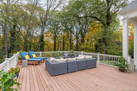 $2,495,000 | 94 Round Hill Road, Scarsdale, NY 10583