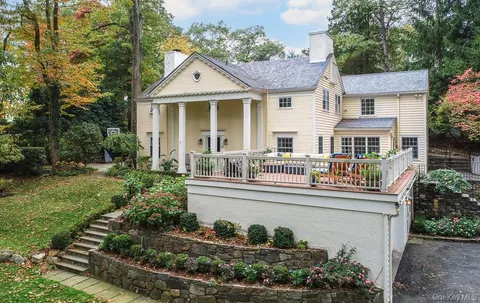 $2,495,000 | 94 Round Hill Road, Scarsdale, NY 10583