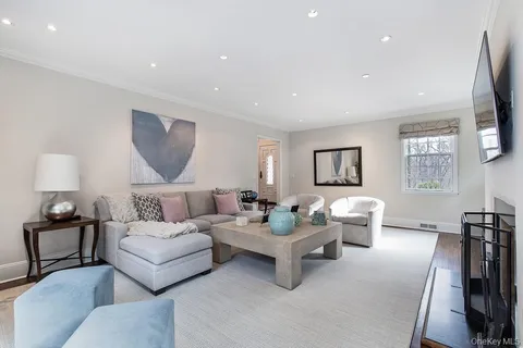 $2,495,000 | 94 Round Hill Road, Scarsdale, NY 10583