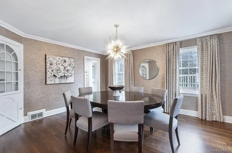 $2,495,000 | 94 Round Hill Road, Scarsdale, NY 10583