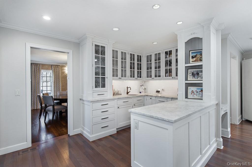 94 Round Hill Road Scarsdale, NY 10583 - Photo 10 of 46 Alternative view of the butler's pantry with wet bar.