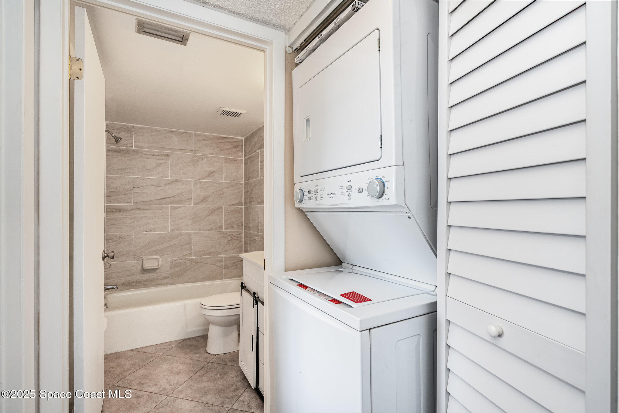205 Palmetto Avenue, Unit 410 Merritt Island, FL 32953 - Photo 13 of 19 a bathroom with a toilet and a bathtub