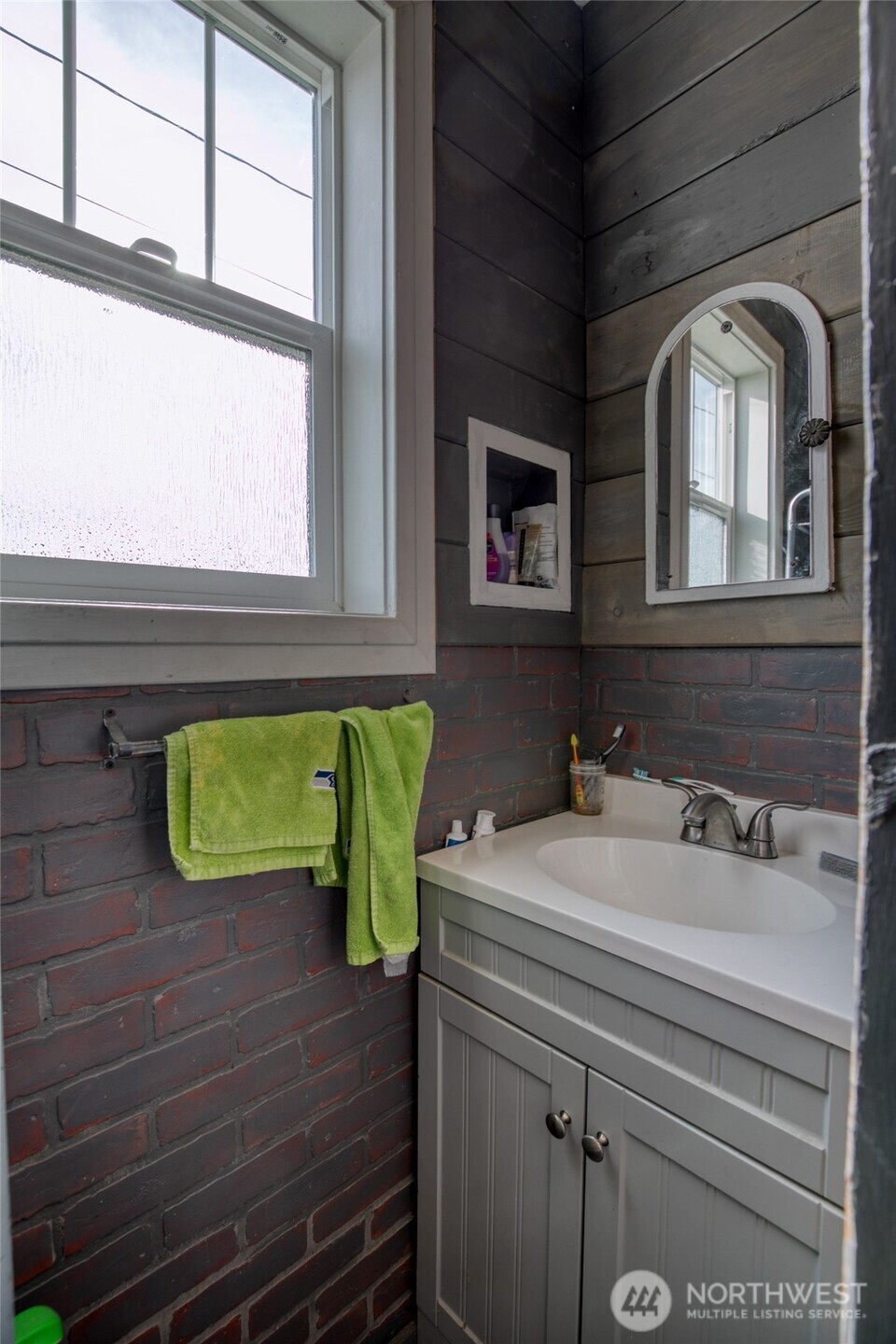 823 West 3rd Street Aberdeen, WA 98520 - Photo 15 of 40 a bathroom with a sink and a mirror