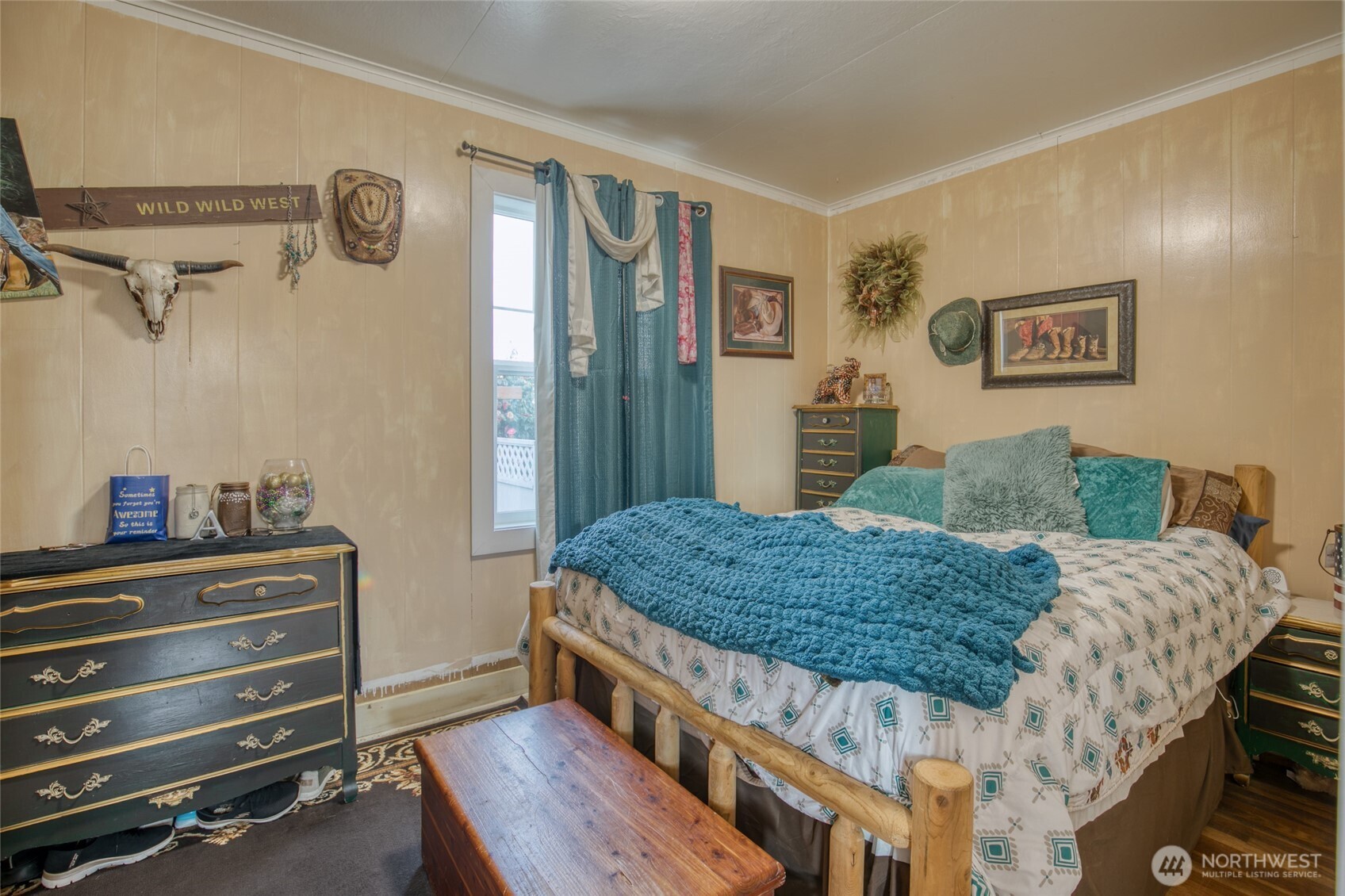 823 West 3rd Street Aberdeen, WA 98520 - Photo 17 of 40 a bedroom with a bed and a dresser