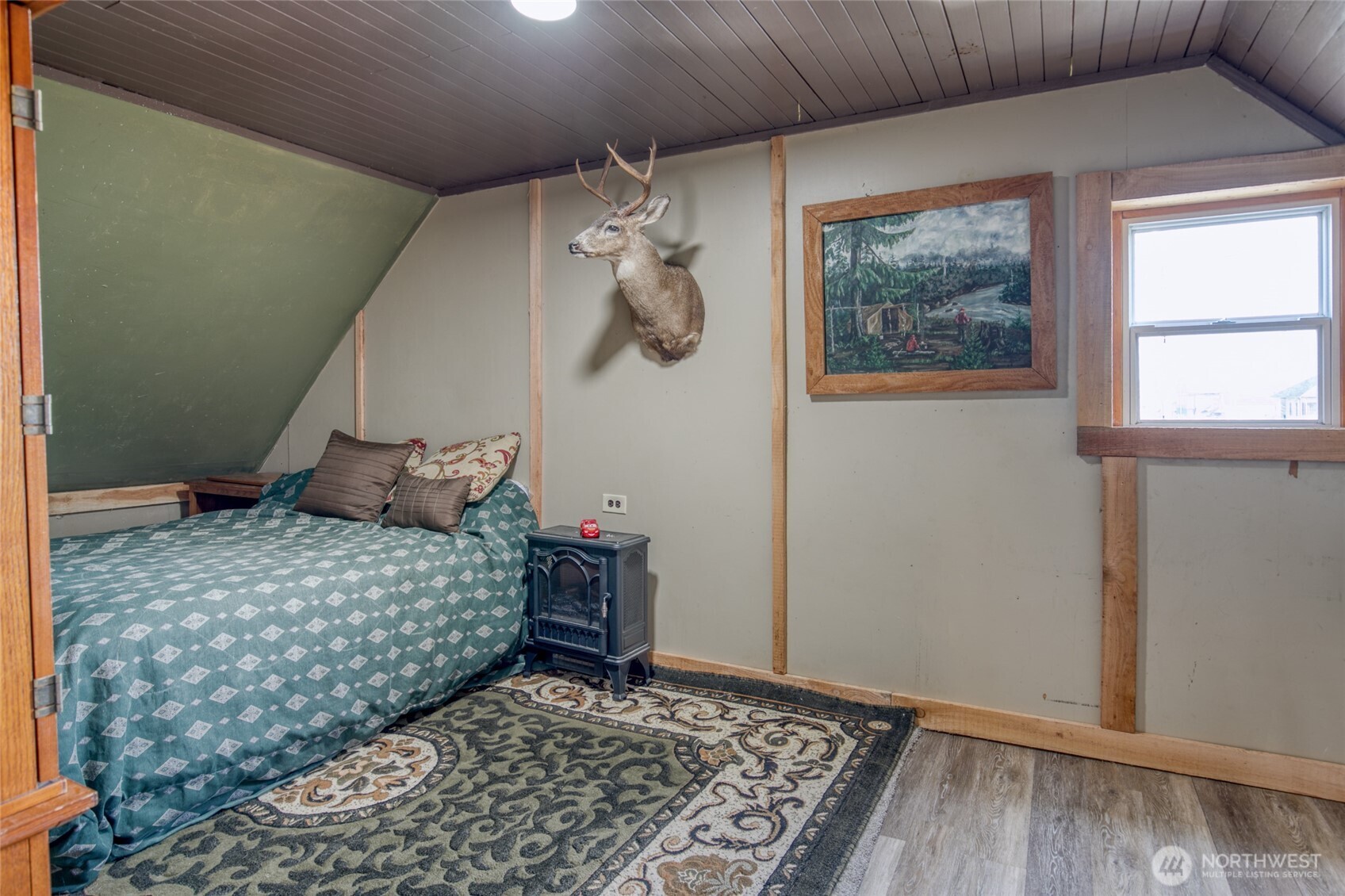 823 West 3rd Street Aberdeen, WA 98520 - Photo 20 of 40 a bedroom with a bed and wooden floor