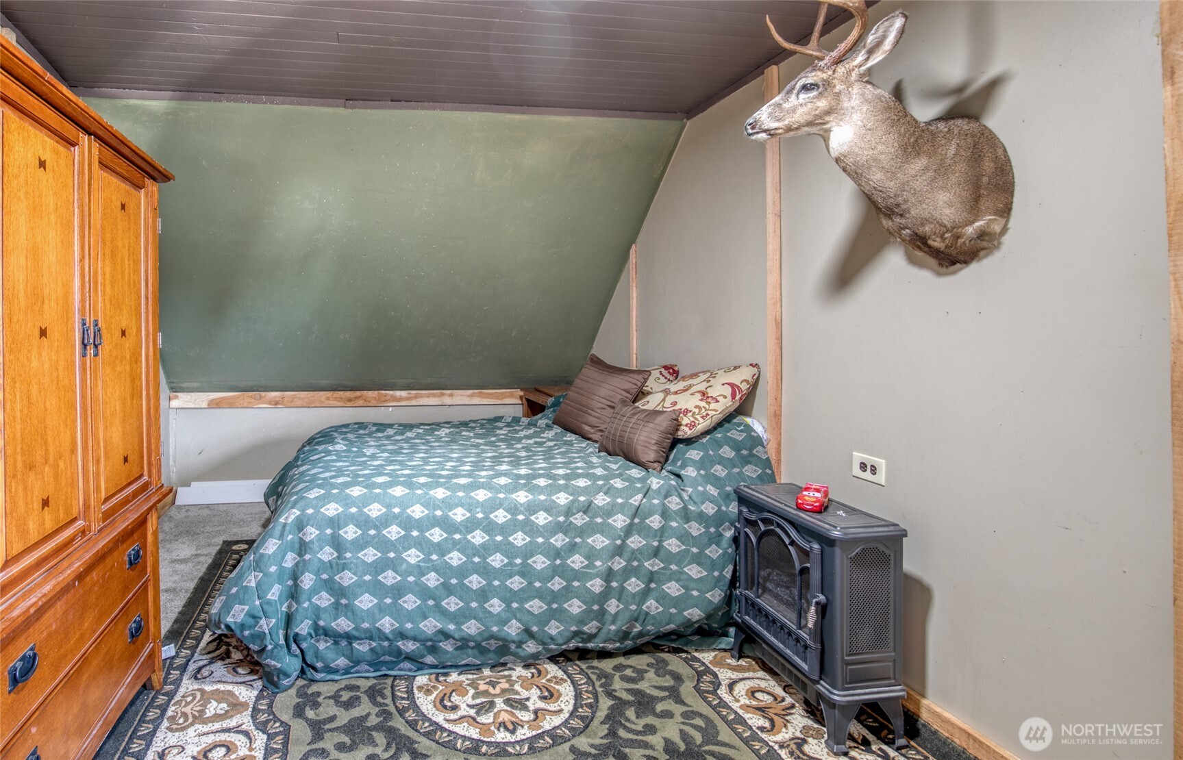 823 West 3rd Street Aberdeen, WA 98520 - Photo 21 of 40 a bedroom with a bed and a window